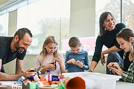 Eine Familie beim Malen und Basteln im Lentos Kunstmuseum Linz.