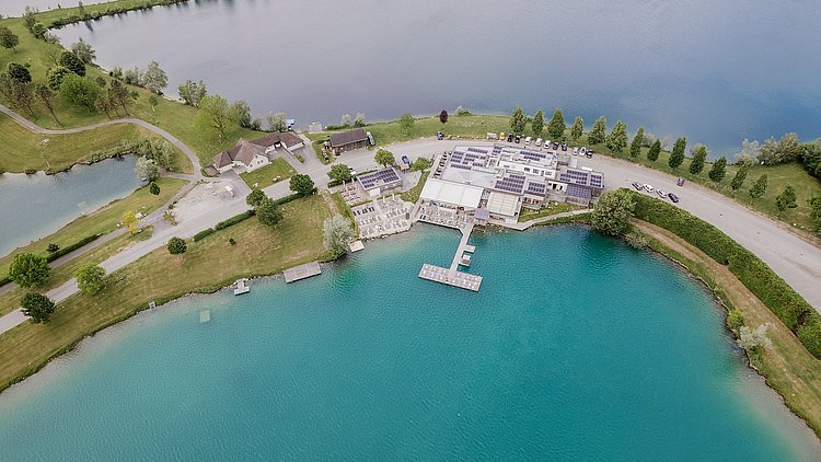 Das Thalhammers Restaurant liegt direkt am malerischen Feldkirchner Badesee in Feldkirchen an der Donau. Die unmittelbare Nähe zum See bietet den Gästen nicht nur eine wunderschöne Aussicht, sondern auch die Möglichkeit, den Tag mit einem entspannenden Blick auf das Wasser zu genießen.
