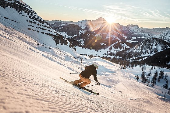 Foto Oberösterreich Tourismus GmbH/Moritz Ablinger: Skifahrer bei der Abfahrt im Skigebiet Wurzeralm in der Urlaubsregion Pyhrn-Priel.