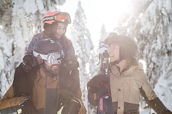 Foto Oberösterreich Tourismus GmbH/Moritz Ablinger: Familie im Skigebiet Hochficht am Böhmerwald im Mühlviertel.