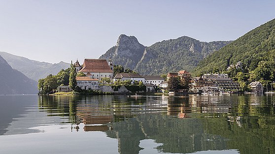 Foto Traunseehotels Traunkirchen: Blick auf die Halbinsel Traunkirchen mit dem Seehotel "Das Traunsee".