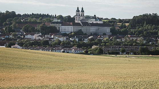 Foto: Oberösterreich Tourismus GmbH/Robert Maybach: Getreidefeld vor dem Stift St. Florian