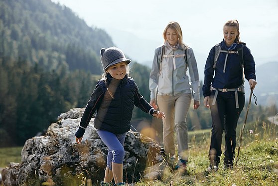 Foto Oberösterreich Tourismus/Pyhrn-Priel/Stefan Mayerhofer: Zwei Frauen und ein Mädchen wandern auf einer Almwiese auf der Dörflmoaralm im Nationalpark Kalkalpen in der Urlaubsregion Pyhrn-Priel.