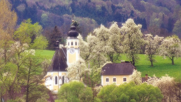 Blick auf die Wallfahrskirche Hilkering in der Donau Region Oberösterreich