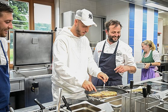 Foto Steegwirt privat Kochen mit Marco Arnautovic in der Wirtshausküche des Welterbe-Wirtshauses Steegwirt in Bad Goisern am Hallstättersee.
