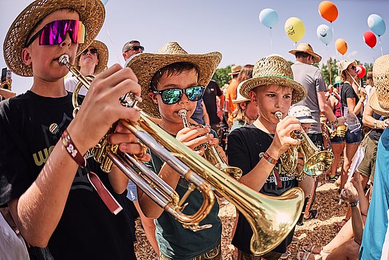 Foto Woodstock der Blasmusik/Klaus Mittermayr: Kinder musizieren beim "Woodstock der Blasmusik" im Innviertel, dem größten Blasmusikfestival Europas.