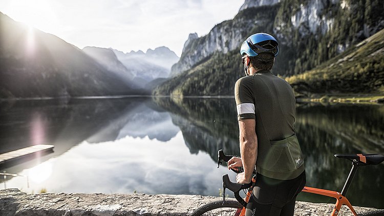 Auf diesem Bild sieht man einen Gravel Biker am Vorderen Gosausee mit Blick auf den Dachstein Gletscher.