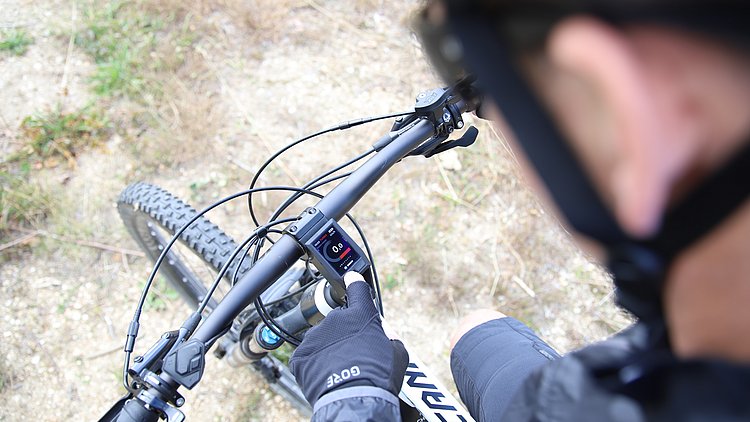 Blick von oben auf ein Mountainbike und den Fahrradcomputer.