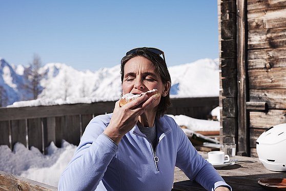Foto Oberösterreich Tourismus GmbH/Stefan Mayerhofer: Einen Bauernkrapfen im Berggasthof Höss in Hinterstoder genießen.