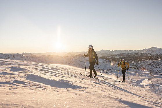 Foto Oberösterreich Tourismus/Dachstein Salzkammergut/Michael Grössinger: Sonnenaufgangs-Skitour auf den Dachstein Krippenstein.