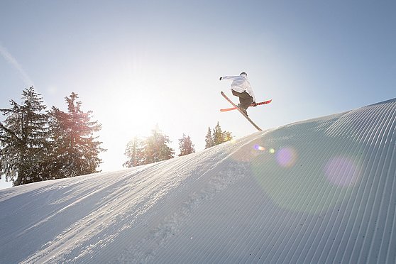 Foto Oberösterreich Tourismus GmbH/Salih Alagic: Freestyle Sprung im Skigebiet Kasberg in Grünau im Almtal im Salzkammergut.