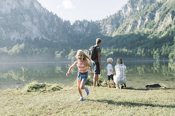 Foto Oberösterreich Tourismus/Traunsee-Almtal/Robert Maybach Familie am Laudachsee in Grünberg im Salzkammergut.