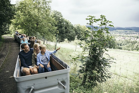 Foto Oberösterreich Tourismus/Urlaubsregion Vitalwelt/Tom Son: Ausblick aus dem Grubenzug vom Kohlebahnhof Scheiben in Geboltskirchen über die Landschaft des Hausrucks.