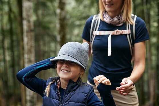 Foto Oberösterreich Tourismus/Pyhrn-Priel/Stefan Mayerhofer: Eine Frau und ein Mädchen wandern im Wald im Nationalpark Kalkalpen.