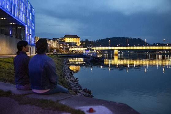 Foto Oberösterreich Tourismus/Linz Tourismus/Robert Josipovic: Abendstimmung am Donauufer, unterhalb des Lentos Kunstmuseums.