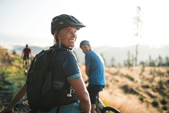 Foto Oberösterreich Tourismus/TVB Mühlviertel/Moritz Ablinger: Lächelnde Mountainbikerin auf der Tour de Alm im Mühlviertel.