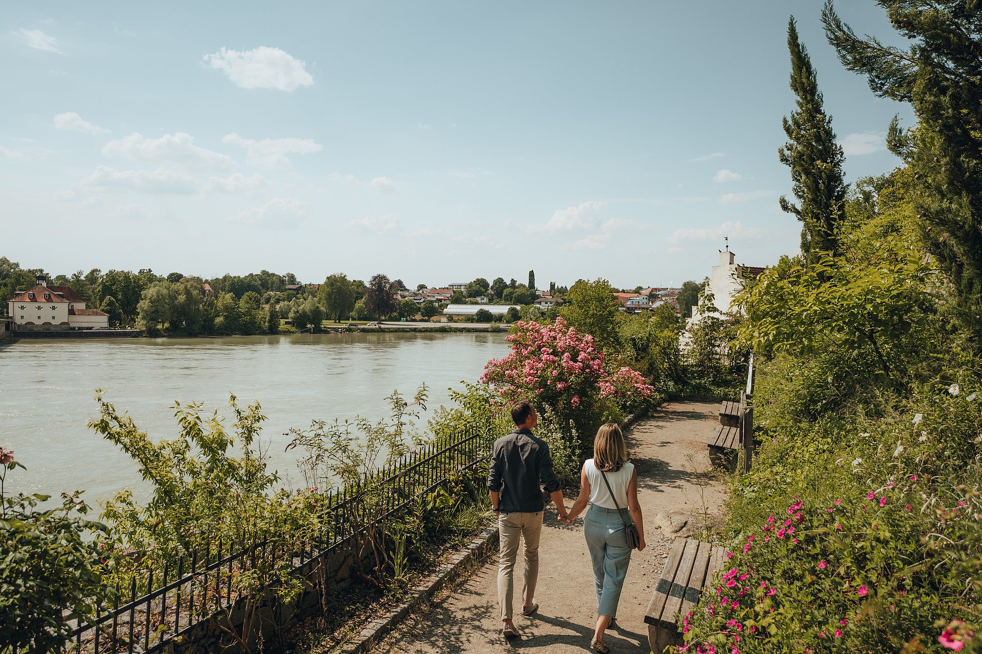 Paar im Schlosspark Schärding